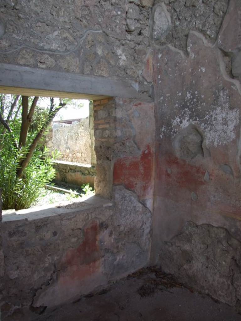 V.3.4 Pompeii. March 2009. Front room on east side of Tablinum with window overlooking garden in south wall.