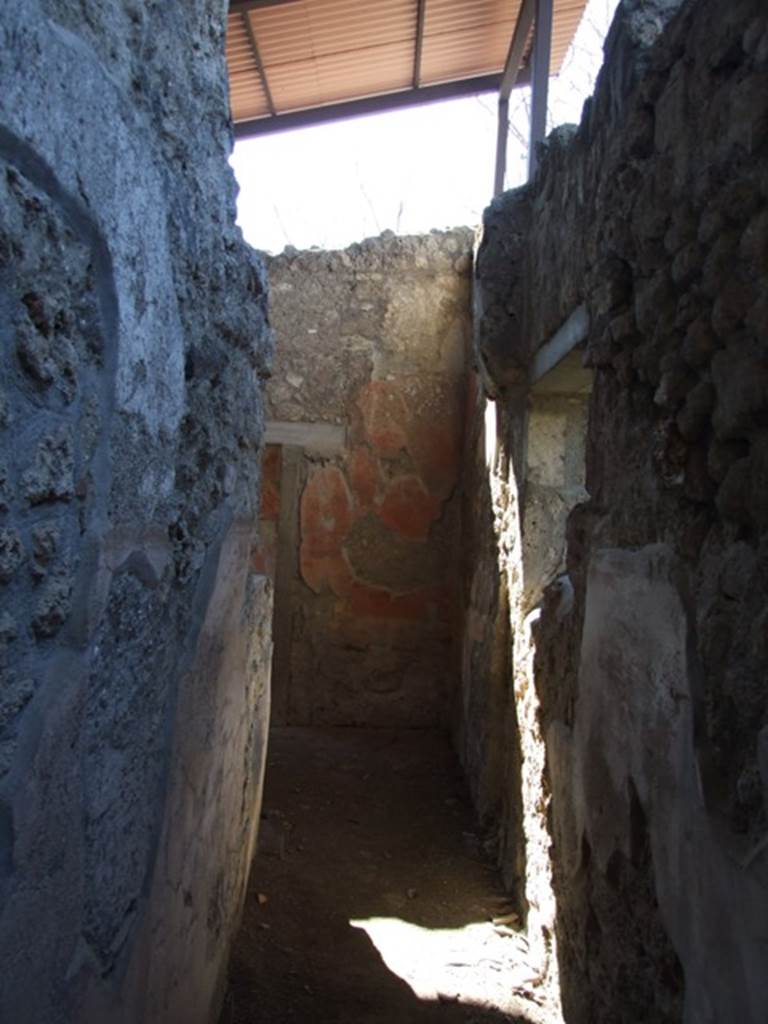 V.3.4 Pompeii. March 2009. Corridor looking west to north west corner of front room.