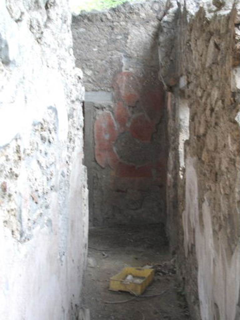 V.3.4 Pompeii. March 2009. Corridor looking west to north west corner of front room.