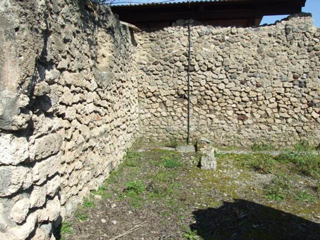 V.3.4 Pompeii. March 2009. North-east corner of kitchen, with remains of small wall.