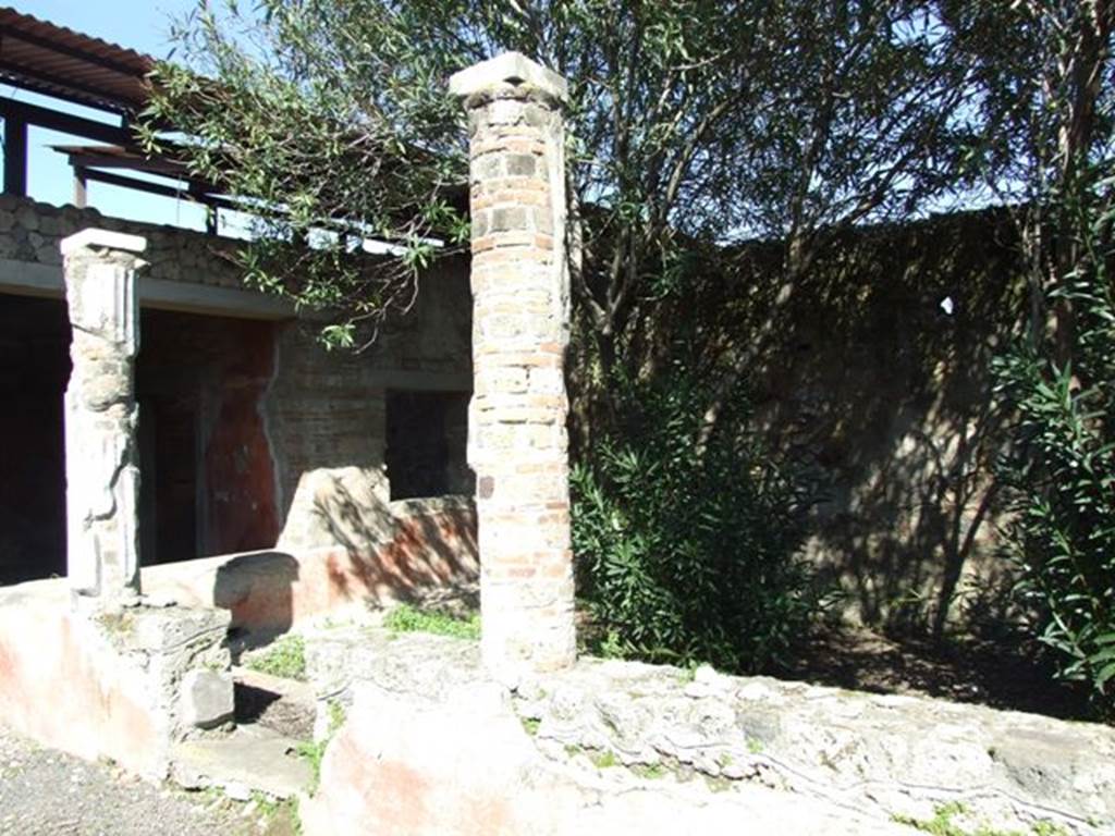 V.3.4 Pompeii. March 2009. Small garden area. Two white stuccoed columns on west side of garden, which supported the west and partial north portico.