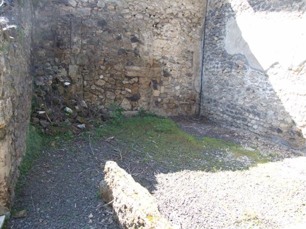V.3.4 Pompeii. March 2009. Second joined room on West side of Portico.