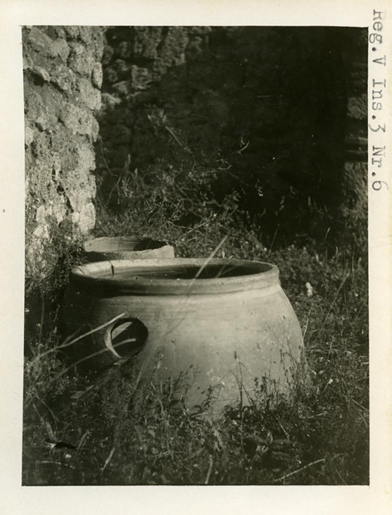 V.3.6 Pompeii. pre 1937-39. Dolium.
Photo courtesy of American Academy in Rome, Photographic Archive. Warsher collection no. 1291.