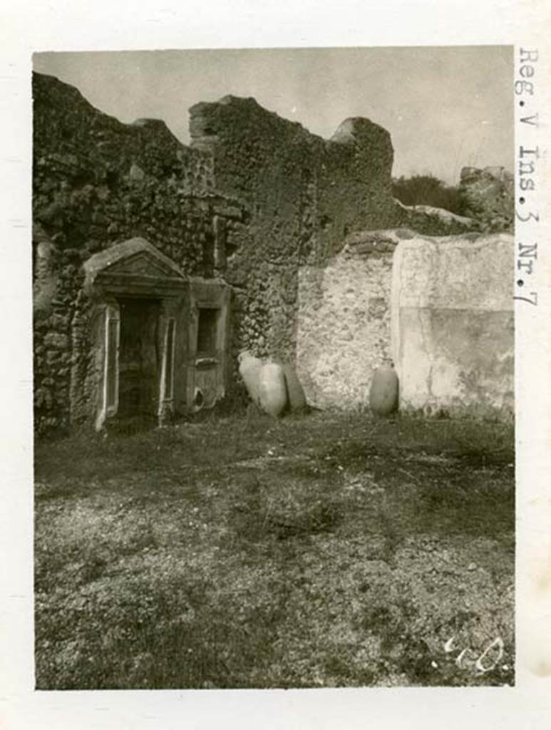 V.3.7 Pompeii. pre-1937-39. Looking towards the north-west corner of the garden area.
Photo courtesy of American Academy in Rome, Photographic Archive.
Warsher collection no. 960a.
According to PPM, the walls of the garden area had a rustic appearance with a high zoccolo of cocciopesto, above which was a coarse area.
In the N-O corner (north-west) of the garden, as a result of an old photo by Tatiana Warscher, amphorae could be seen.
According to PPP, the Warscher photo was taken from the south-east side of the garden, looking towards the north-west corner, showing the amphorae.
See Bragantini, de Vos, Badoni, 1983. Pitture e Pavimenti di Pompei, Parte 2. Rome: ICCD.,
(p.74, numbered 503070601, referenced Warscher MD, p.88, fig.1. DAIR S.N.)