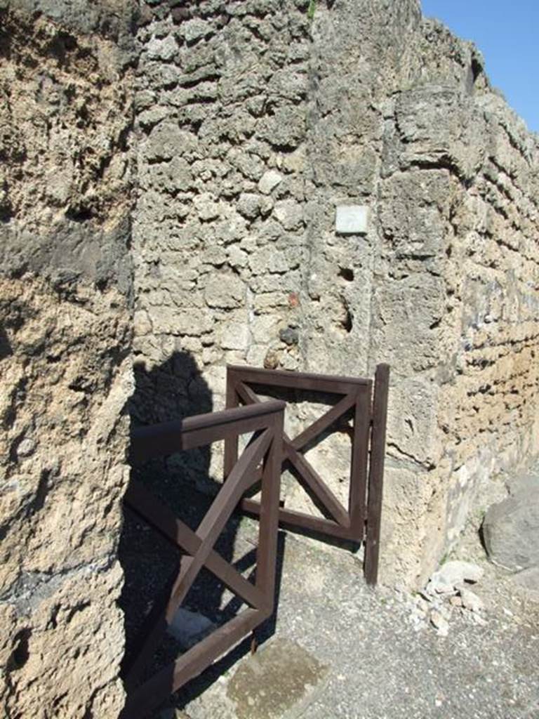 V.3.7 Pompeii. March 2009. Entrance.