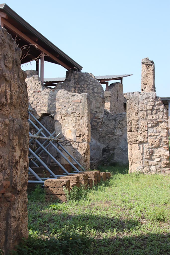 V.3.7 Pompeii. October 2023.
Looking north across atrium from entrance corridor towards doorway to triclinium.
Photo courtesy of Klaus Heese.