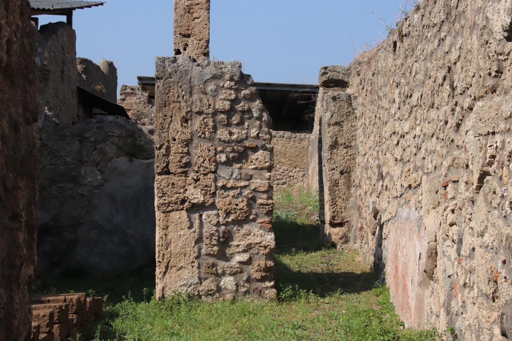 V.3.7 Pompeii. October 2023.
Looking north along east wall of atrium, on right, with corridor to garden area. Photo courtesy of Klaus Heese.