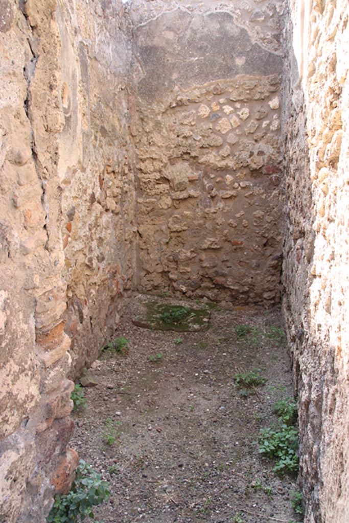 V.3.8 Pompeii. October 2023.
Narrow room on west side of entrance corridor. Photo courtesy of Klaus Heese.