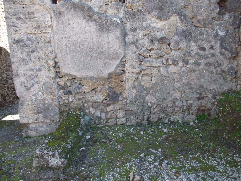 V.3.8 Pompeii. March 2009. South-west corner of the atrium bakery area.
Against the south wall are the masonry remains of two possible table supports.