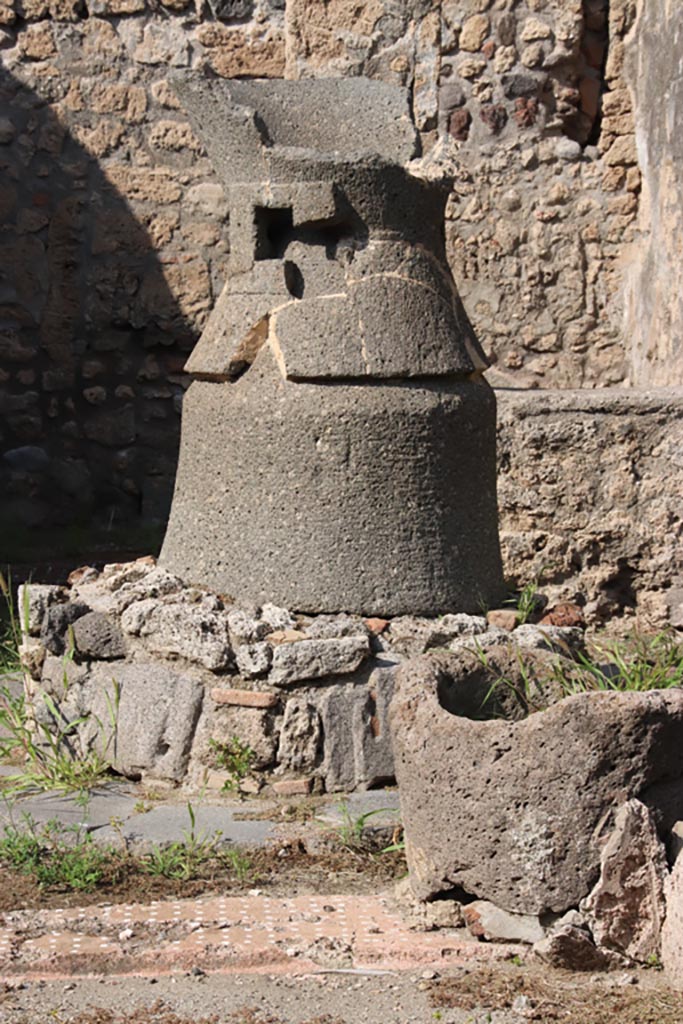 V.3.8 Pompeii. October 2023.
North side of impluvium, remains of mill, and catillus and meta. Photo courtesy of Klaus Heese.