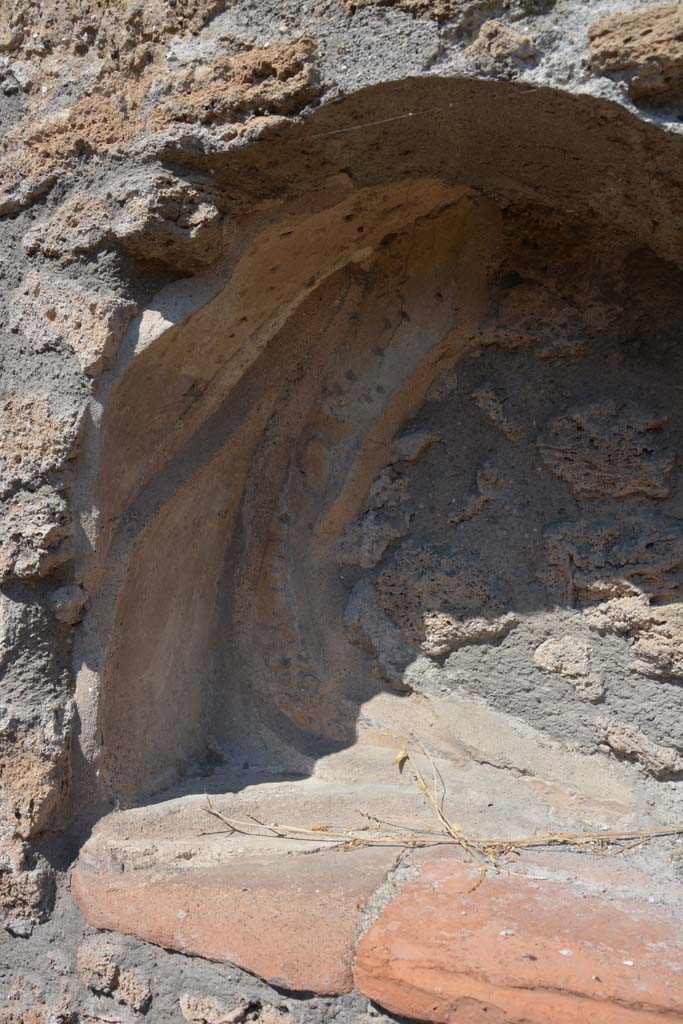 V.3.8 Pompeii. September 2019. Detail of remaining stucco at west end of niche.
Foto Annette Haug, ERC Grant 681269 DÉCOR.
