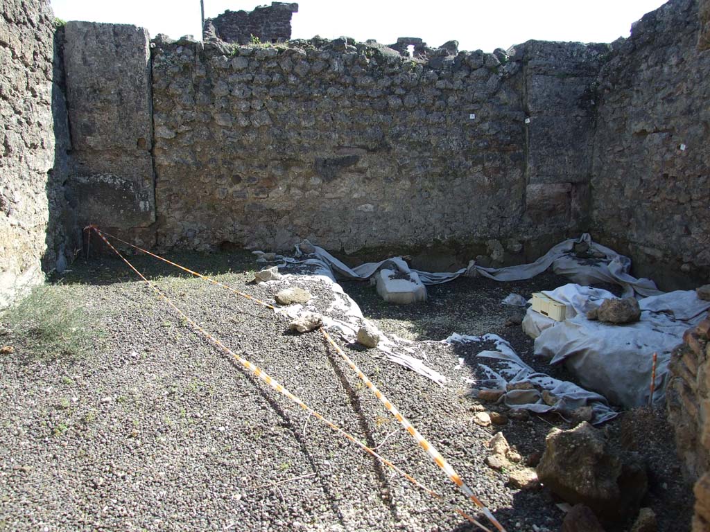 V.3.8 Pompeii. March 2009. South wall of large room behind oven.