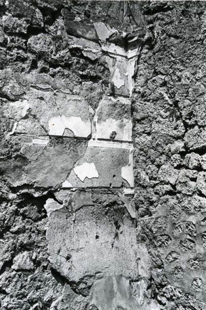 V.3.8 Pompeii. 1972. Tablinum W wall, NW corner. Photo courtesy of Anne Laidlaw.
American Academy in Rome, Photographic Archive. Laidlaw collection _P_72_24_26.
