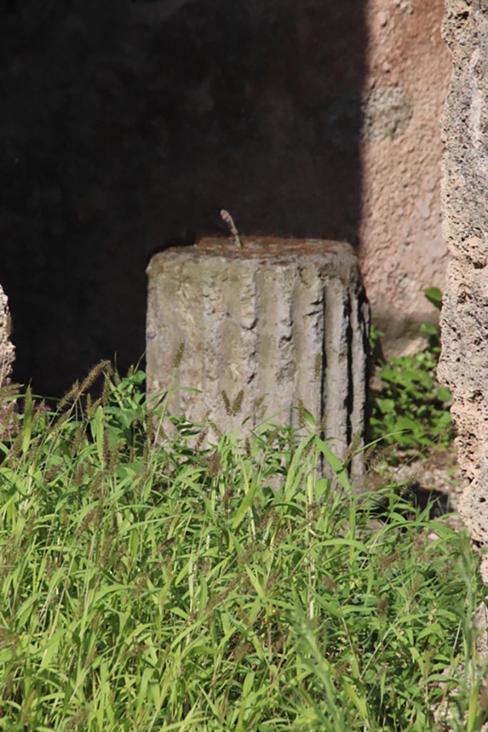 V.3.8 Pompeii. October 2023.
Detail of column remains/base in room on east side of atrium. Photo courtesy of Klaus Heese.