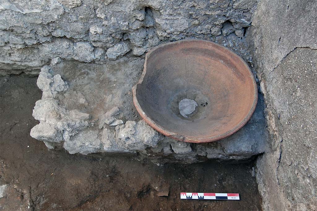 Fig. 3 - Pompéi Pistrina. Boulangerie V 3, 8. Podium maçonné support de jattes destinées à la levée de la pâte.
Cliché : S. Zanella / ÉfR.