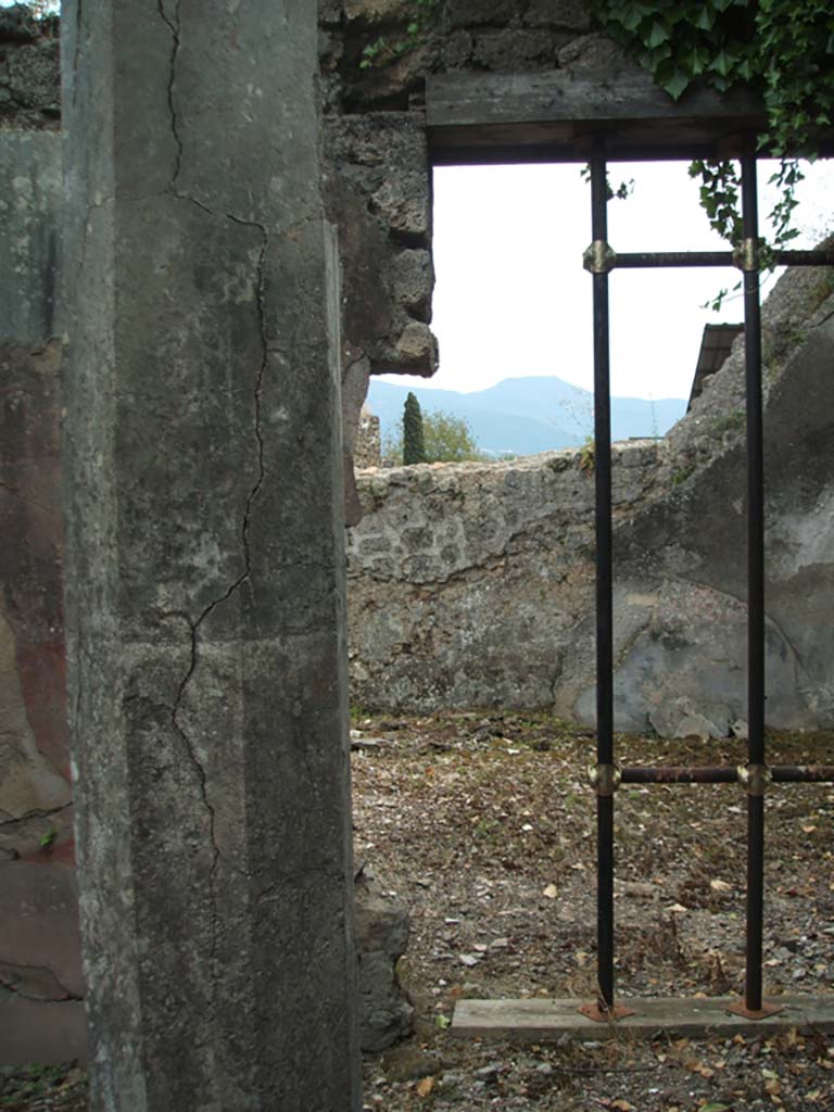 V.3.10 Pompeii. May 2005. South side of south portico of garden area.
Eight-sided column, originally painted red, supporting the south portico.
In the background, the doorway to large triclinium.