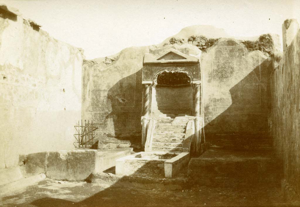 .3.11 Pompeii. 1903. Looking towards south wall of the garden with aedicula fountain niche, pool and biclinium.
Photo by Esther Boise Van Deman (c) American Academy in Rome. VD_Archive_Ph_213.
According to Soprano –
Ubicazione: viridario. L. summus e l. imus, m.300.
Bibliog. Thedenat, op. c. p.82, fig. 82; “Not Scavi”, 1902, p. 276 e 372.
Il posto del l. medius era occupato da un ninfeo.
Tra i letti laterali c’era una vasca rettangolare dal cui centro si innalzava un getto d’acqua, ed entrambi i letti laterali erano forniti di piccole conduttore interne per lo scolo delle acque (Note: In una pianta della casa, riprodutta in “Not.Scavi” 1902, p.312, era indicato il corso delle fistulae che portavano l’acqua alle due fontane).
Ai lati del ninfeo, sulla parete di fondo, s’estendeva una figurazione paesistica con un serpente e un cicogna tra alberi.”
See Soprano, P. (1950). I triclini all’aperto di Pompei. (In Pompeiana, raccolta di studi per il secondo centenario degli scavi di Pompei. Napoli, Gaetano Macchiaroli, Editore, P. 306, no.27).