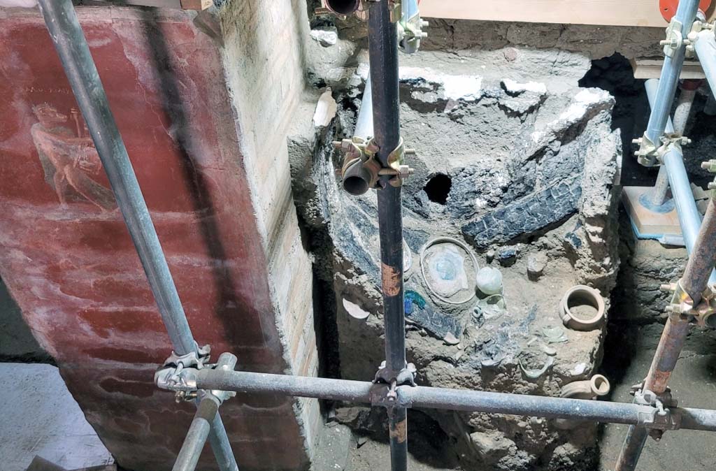 V.3.13 Pompeii. 2022. Room 2b. Remains of wooden cabinet between room 3b (left) and 3c (right).
Resti di un armadio di legno tra la stanza 3b (a sinistra) e la 3c (a destra).
Photograph © Parco Archeologico di Pompei.