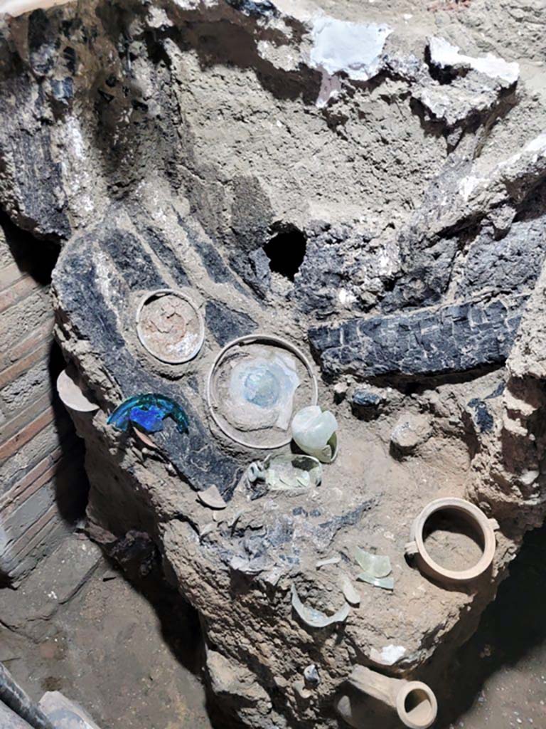 V.3.13 Pompeii. 2022. Room 2b. Remains of wooden cabinet.
On the highest shelf, small jugs and amphorae, as well as glass plates, have been found.
Resti di armadio in legno.
Sul ripiano più alto sono state rinvenute piccole brocche e anfore, oltre a lastre di vetro.
Photograph © Parco Archeologico di Pompei.