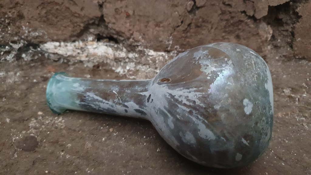 V.3.13 Pompeii. 2022. Room 3b, bedroom.
At the foot of the table was a glass ampoule.
Ai piedi del tavolino, c’era un’ampolla in vetro
Photograph © Parco Archeologico di Pompei.