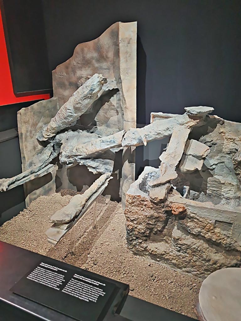 V.3.13 Pompeii. March 2024.
Room 3b, casts of the furnishings (copies). Photo courtesy of Giuseppe Ciaramella.
On display in exhibition in Palaestra entitled “L’altra Pompei, vite comuni all’ombra del Vesuvio”.