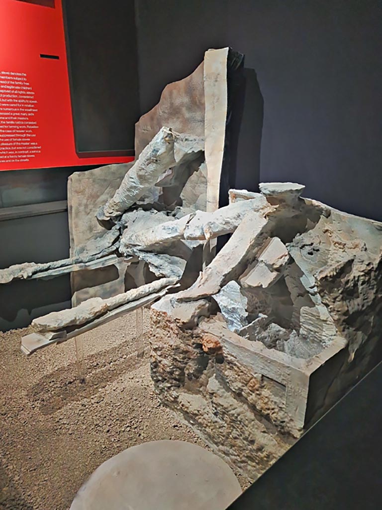 V.3.13 Pompeii. March 2024. Room 3b, casts of the furnishings (copies).
On display in exhibition in Palaestra entitled “L’altra Pompei, vite comuni all’ombra del Vesuvio”.
Photo courtesy of Giuseppe Ciaramella.