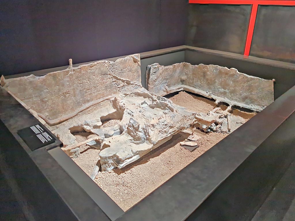 V.3.14 Pompeii. March 2024. Room 16, casts of bed 1 (left) and bed 2 (right) and the furnishings (the two beds are copies).
On display in exhibition in Palaestra entitled “L’altra Pompei, vite comuni all’ombra del Vesuvio”. Photo courtesy of Giuseppe Ciaramella.