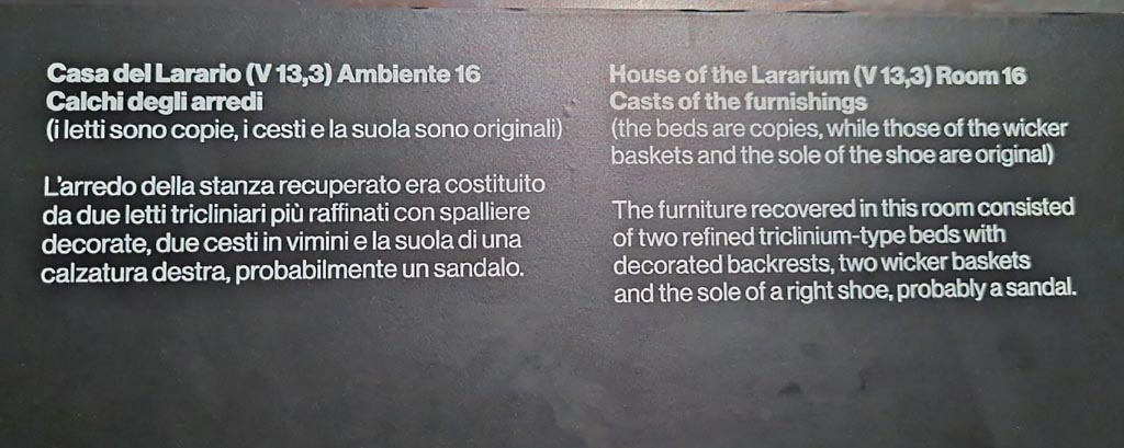 V.3.14 Pompeii. March 2024. Room 16, description card in exhibition entitled –
“L’altra Pompei, vite comuni all’ombra del Vesuvio”. Photo courtesy of Giuseppe Ciaramella.