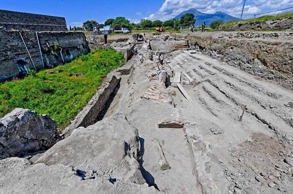 Vicolo dei Balconi under excavation, June 2018.
Particularly rich in surprises was the excavation of the northern portion of the vicolo that skirts on one side the wall of garden (Viridarium) of the House of the Silver Wedding. 
On the other side have emerged, in good condition, the remains of 4/5 balconies (hence the designation Vicolo dei Balconi).
On some balconies were found various amphorae, intact, some of which were probably upside down, as if put out to dry.
The balconies have been preserved because, when they collapsed, the vicolo was now completely covered with lapilli, on which the bottom of the balconies is "leaning". Photograph courtesy of Parco Archeologico di Pompei.
