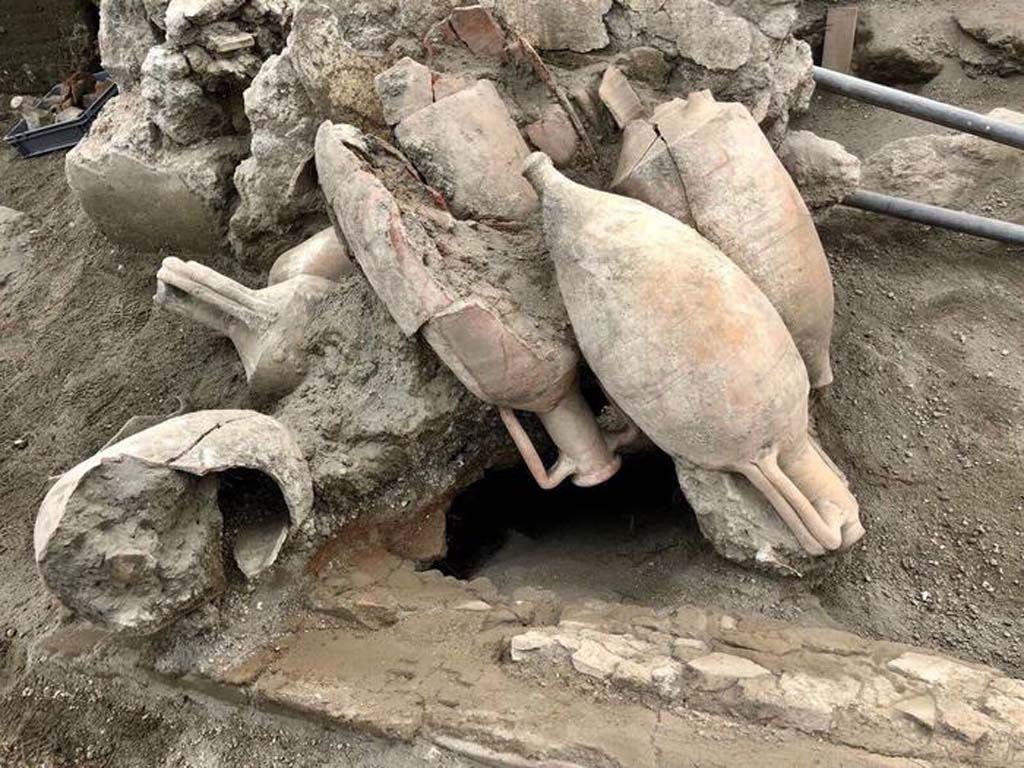 Vicolo dei Balconi under excavation, June 2018. Balcony with amphorae.

Balcone con anfore.

Photograph © Parco Archeologico di Pompei.

