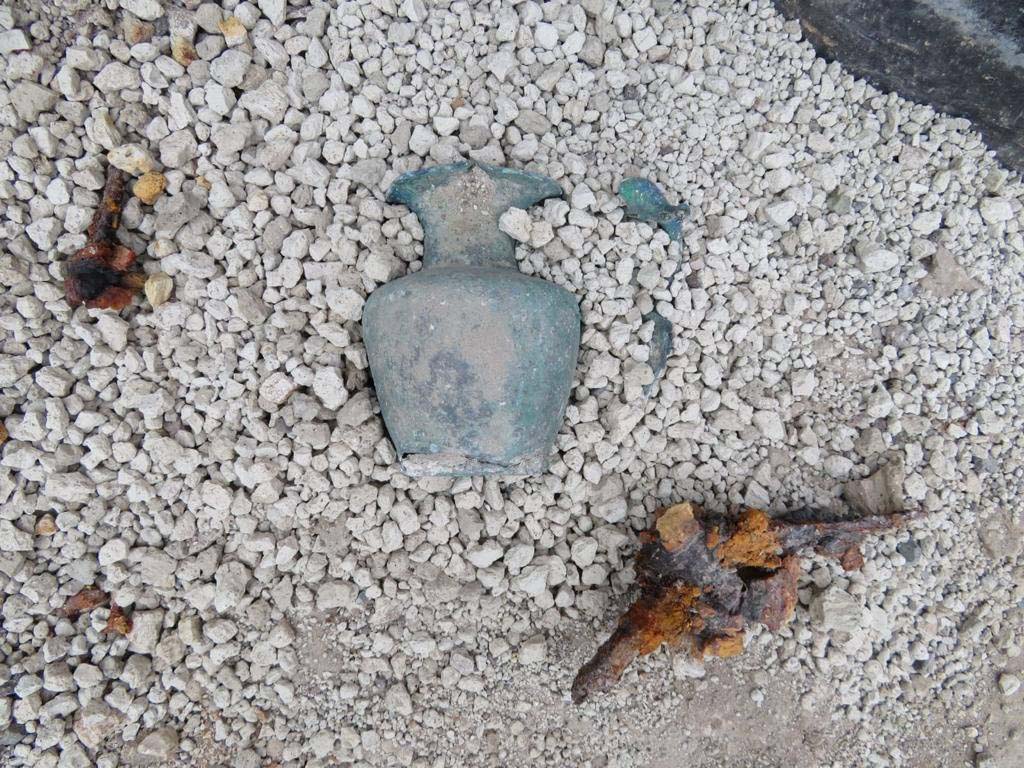 Regio V Pompeii. 2018. From the Casa del Giardino / House with Garden come two bronze jugs (oenochoes) with figurative handles enriched with small silver inserts.
Dalla Casa con Giardino / Casa del Giardino provengono due brocche in bronzo (oenochoe) con anse figurate e arricchite di piccoli inserti in argento.
Photograph © Parco Archeologico di Pompei.