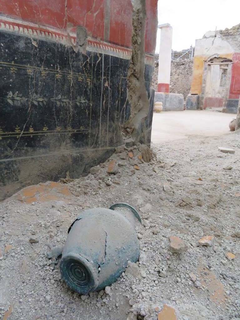 Regio V Pompeii. 2018. Bronze jug found during the 2018 excavations of the Casa del Giardino.
Brocca di bronzo trovata durante gli scavi 2018 della Casa del Giardino.
Photograph © Parco Archeologico di Pompei.