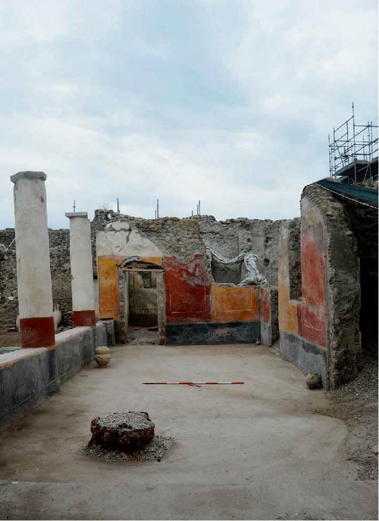 Regio V Pompeii. 2018. Casa del Giardino portico with brazier and other finds still on floor.
Casa del Giardino portico con braciere e altri reperti ancora sul pavimento.
Photograph © Parco Archeologico di Pompei.