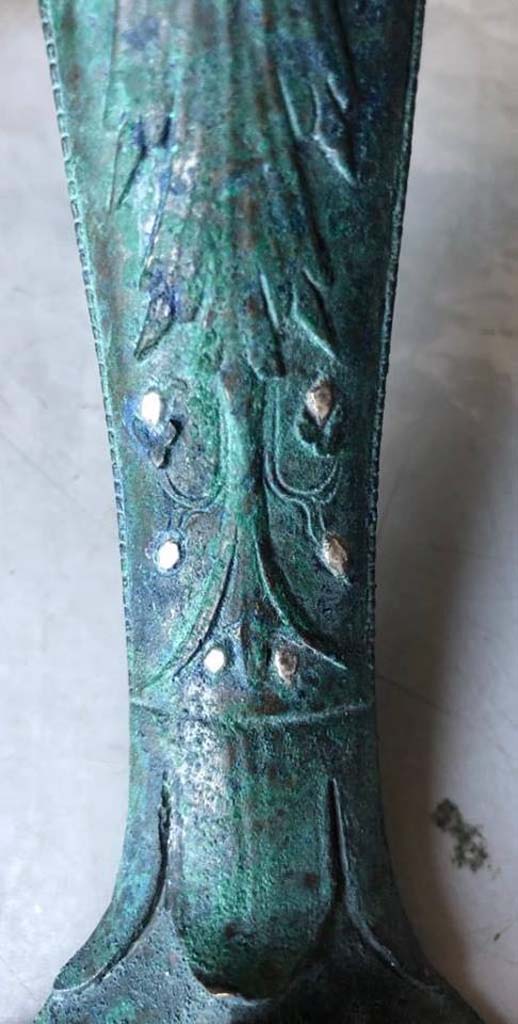 V.3 Pompeii. Casa del Giardino. 2018. Inset silver in bronze handle.

Argento incassato in maniglia in bronzo.

Photograph © Parco Archeologico di Pompei.

