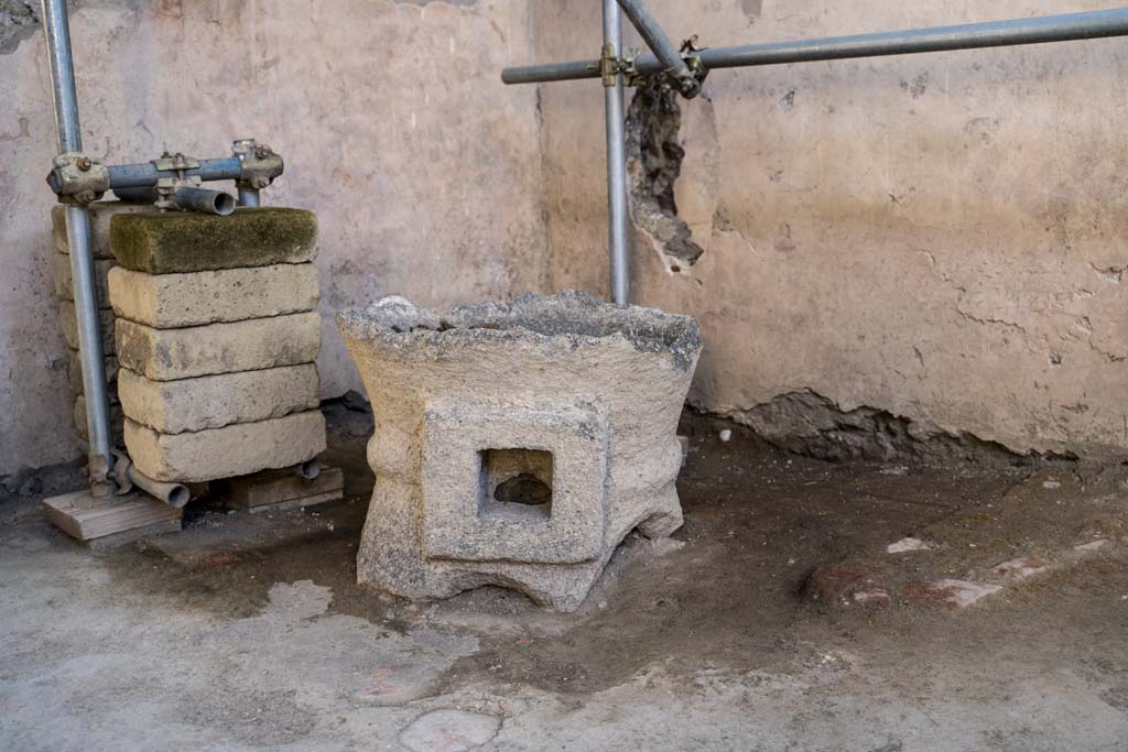 V.3 Pompeii. Casa del Giardino, October 2021. Room 5, south-west corner of atrium. Photo courtesy of Johannes Eber.