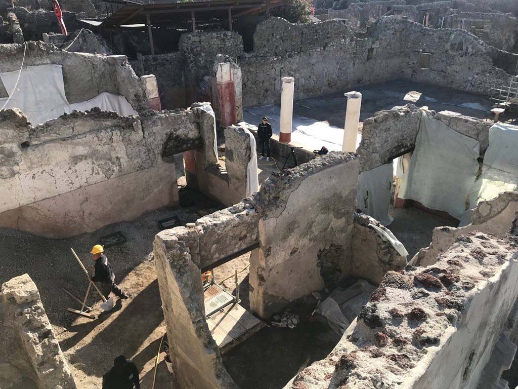 V.3 Pompeii. Casa del Giardino. October 2018. Ambiente 7 is to the right covered in white material. Ambiente 8 is to its left (centre) and the fauces to the left.
Ambiente 7 è a destra coperto di materiale bianco. Ambiente 8 è a sinistra (al centro) e i fauces a sinistra.
Photograph © Parco Archeologico di Pompei.