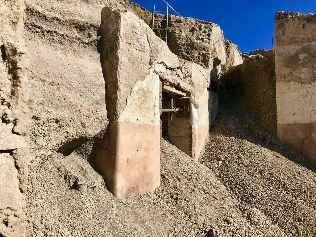 V.3 Pompeii. Casa del Giardino. October 2018. Ambiente 9 corridor (right, in shadow) with open top, at north end of east wall of atrium, still to be excavated.
Corridoio Ambiente 9 (a destra in ombra) con apertura superiore, all'estremità nord della parete est dell'atrio, ancora da scavare.
Photograph © Parco Archeologico di Pompei.