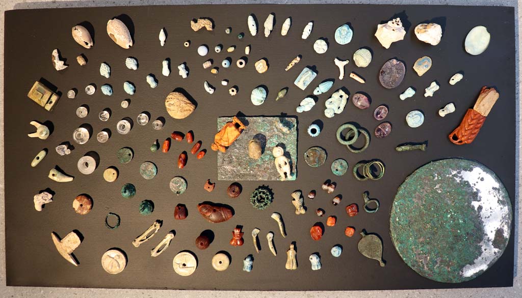 V.3 Pompeii. Casa del Giardino. February 2021. Amulets and gems on display in Antiquarium, VIII.1.4.
Photo courtesy of Fabien Bièvre-Perrin (CC BY-NC-SA).