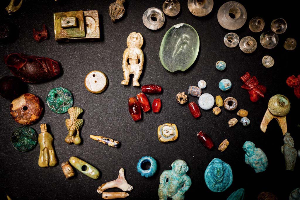 V.3 Pompeii. Casa del Giardino. August 2019. Some of the objects found in the chest.
Alcuni degli oggetti trovati nel scrigno.
Photograph © Cesare Abbate/ANSA courtesy Parco Archeologico di Pompei.