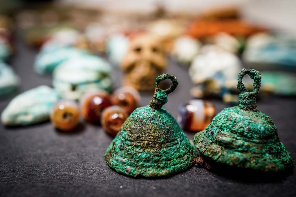 V.3 Pompeii. Casa del Giardino. August 2019. Bronze bells which served to ward off negativity.
Campanelline in bronzo, servivano a scacciare le negatività.
Photograph © Cesare Abbate/ANSA courtesy Parco Archeologico di Pompei.