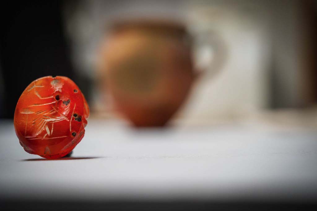 V.3 Pompeii. Casa del Giardino. August 2019. An engraved carnelian.
Una corniola incisa.
Photograph © Cesare Abbate/ANSA courtesy Parco Archeologico di Pompei.