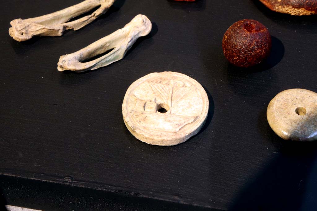 V.3 Pompeii. Casa del Giardino. February 2021. Items found, now on display in Antiquarium.
Photo courtesy of Fabien Bièvre-Perrin (CC BY-NC-SA).