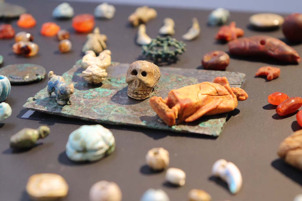 V.3 Pompeii. Casa del Giardino. February 2021. Items found, now on display in Antiquarium.
Photo courtesy of Fabien Bièvre-Perrin (CC BY-NC-SA).