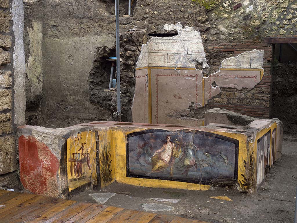 V.3 Pompeii, Thermopolium with painting of nereid. December 2020. Fully excavated thermopolium.

V.3 Pompei, Termopolio con dipinto di nereide e anfore. Dicembre 2020. Termopolio completamente scavato.

Photo by Luigi Spina courtesy of Parco Archeologico di Pompei.

