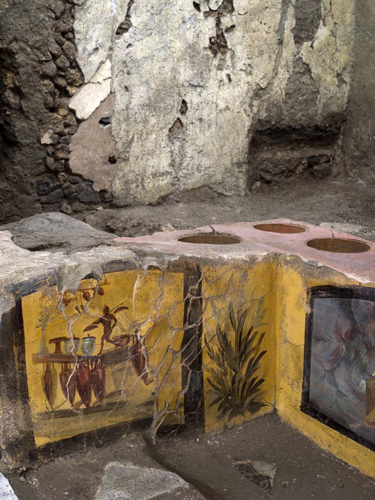 V.3 Pompeii, Thermopolium with painting of nereid. December 2020. Bed niche in white plastered wall of rear room.

V.3 Pompei, Termopolio con dipinto di nereide e anfore. Dicembre 2020. Nicchia del letto in parete intonacata bianca della stanza posteriore.

Photo by Luigi Spina courtesy of Parco Archeologico di Pompei.
