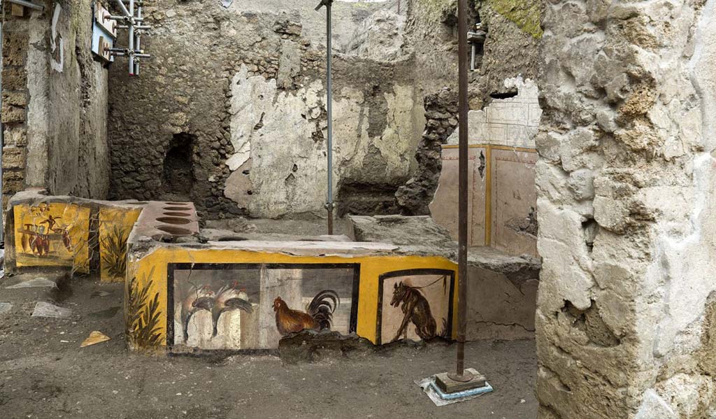 V.3 Pompeii, Thermopolium with painting of nereid. December 2020. Second entrance to thermopolium near north-west corner where skeleton of a dog was found. The front entrance is on the left.

V.3 Pompei, Termopolio con dipinto di nereide e anfore. Dicembre 2020. Secondo ingresso al termopolio vicino all'angolo nord-ovest dove è stato trovato lo scheletro di un cane. L'ingresso anteriore è sulla sinistra.

Photo by Luigi Spina courtesy of Parco Archeologico di Pompei.
