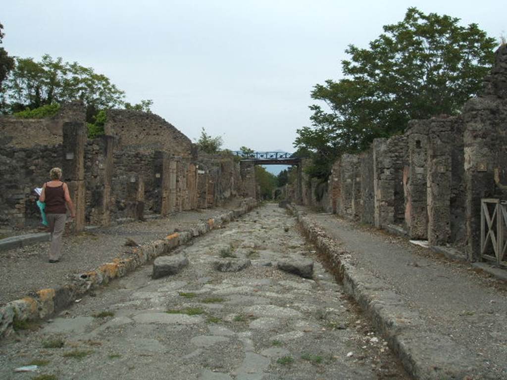 V.4.1, Pompeii. May 2005. Via di Nola looking east. IX.9