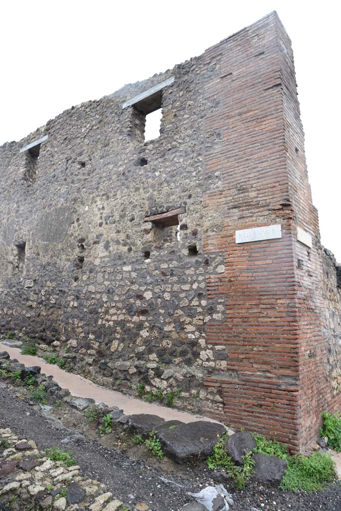V.4.1 Pompeii. March 2018.
Pilaster in exterior south-west corner at junction of Vicolo di Lucrezio Frontone and Via di Nola.
Foto Annette Haug, ERC Grant 681269 DÉCOR.