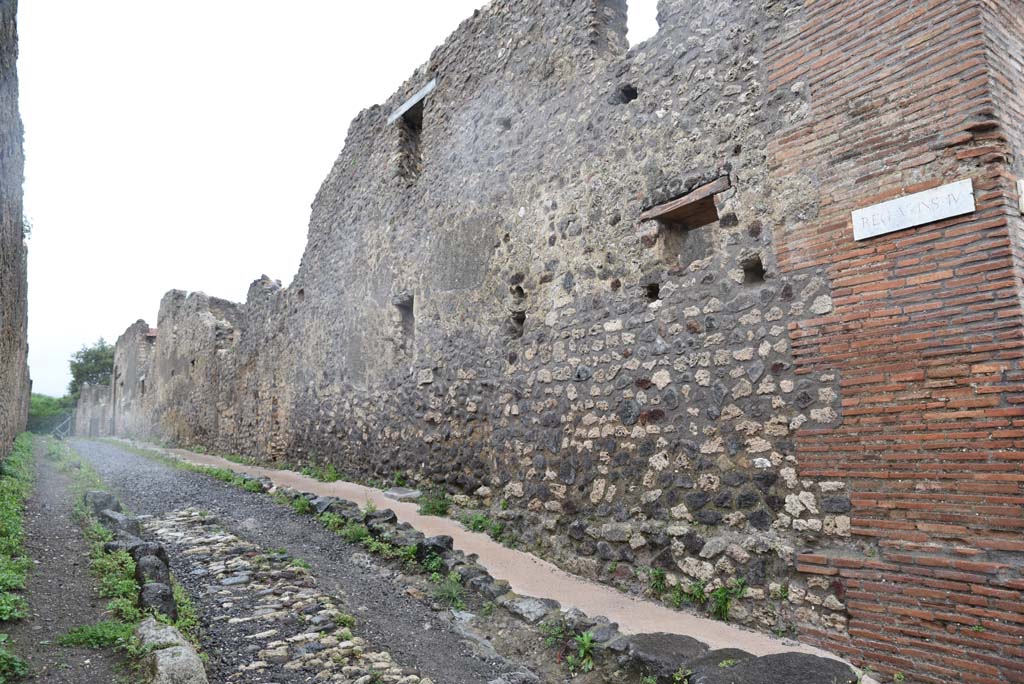 Vicolo di Lucrezio Frontone, Pompeii. March 2018. Looking north along east side of roadway.
Foto Annette Haug, ERC Grant 681269 DÉCOR.