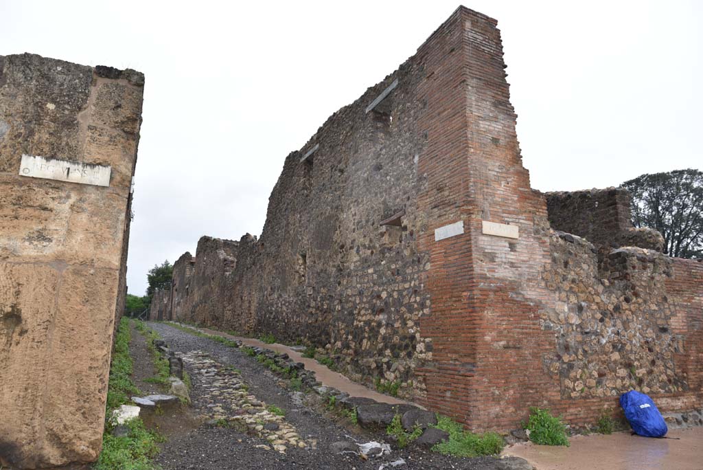 Vicolo di Lucrezio Frontone, east side, Pompeii. March 2018.
Looking north towards south-west corner of V.4.1 at junction with Via di Nola.
Foto Annette Haug, ERC Grant 681269 DÉCOR.